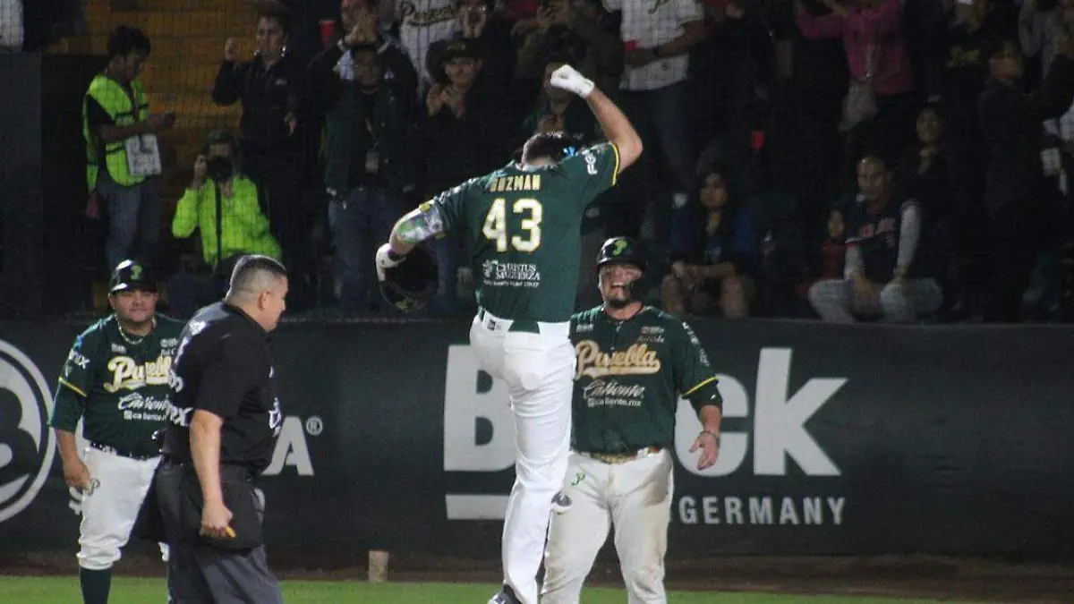 Miguel Guzmán, celebrando, puso a gritar al Hermanos Serdán tras volarse la barda